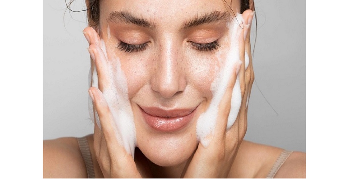 طرز استفاده از شوینده صورت برند هیدرودرم چگونه است؟